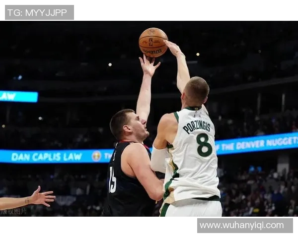 掘金与凯尔特人激战正酣解说员带你领略精彩瞬间